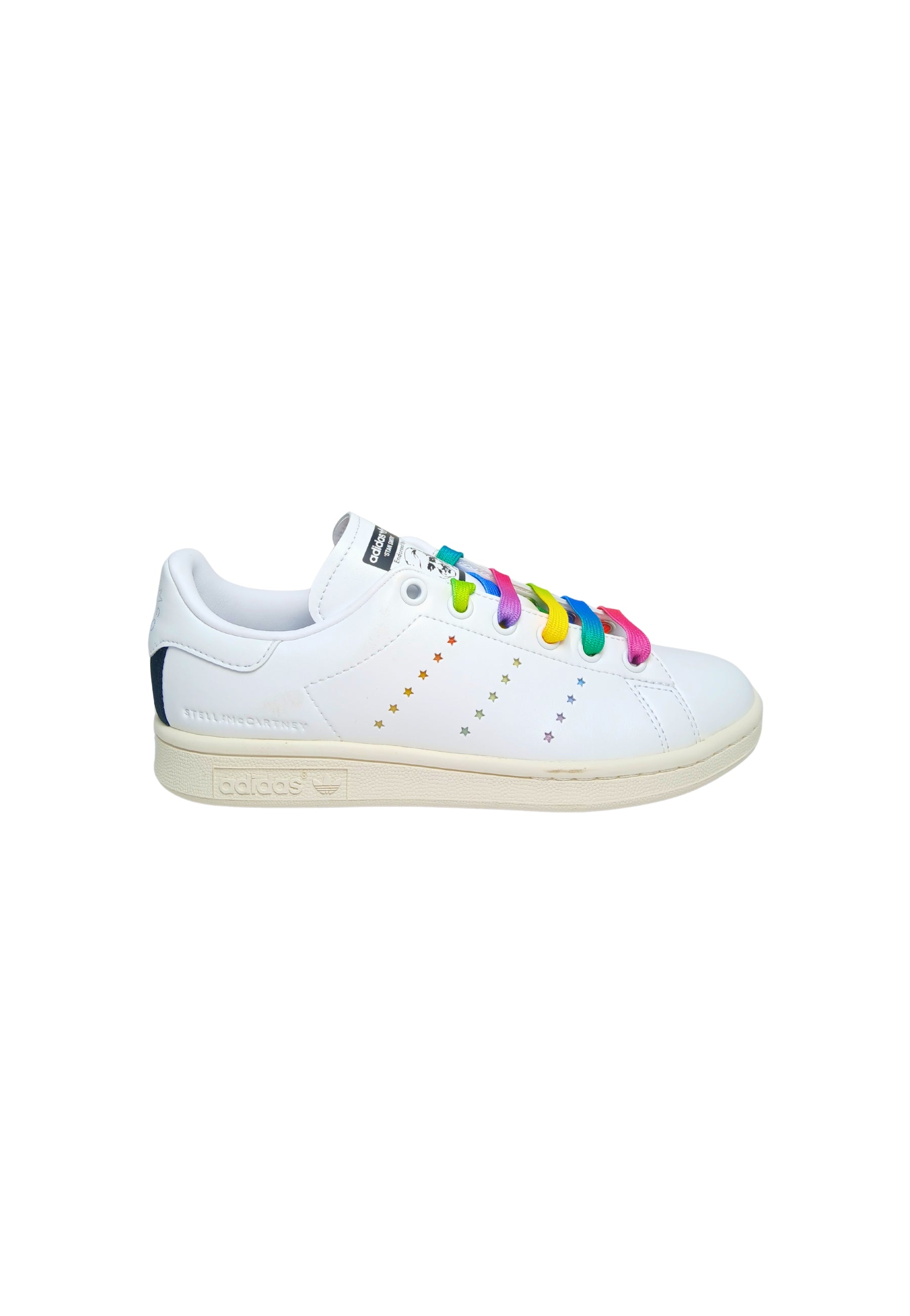 Scarpe Donna Adidas Stella McCarteney Sneakers Stan Smit in ecopelle con lacci colorati, doppio laccio bianco,  brand logo e suola in gomma.
