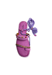 Scarpe Donna Tosca Blu Sandalo Hibiscus dalla forma semi quadrata, tomaia composta da trecce e fascette strassate e con micro borchie.
